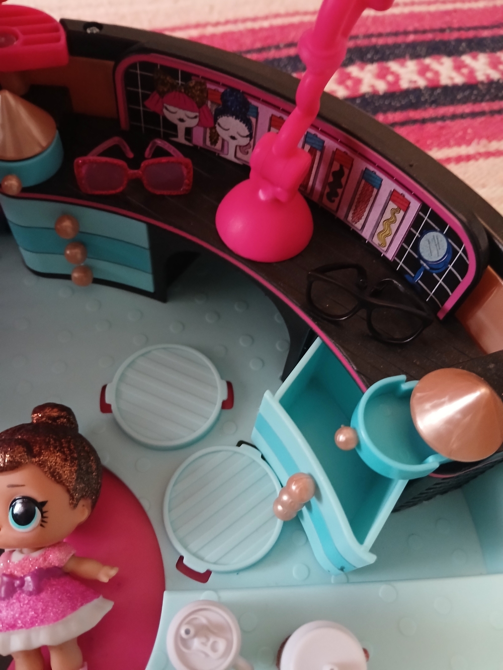 L.O.L. Surprise! Pink Playset Carry Case with Dolls - Picture 6 of 9